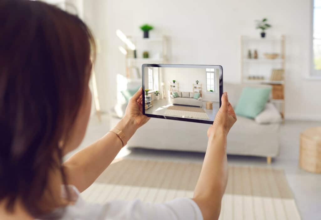 leasing agent filming virtual apartment tour on ipad using realync software