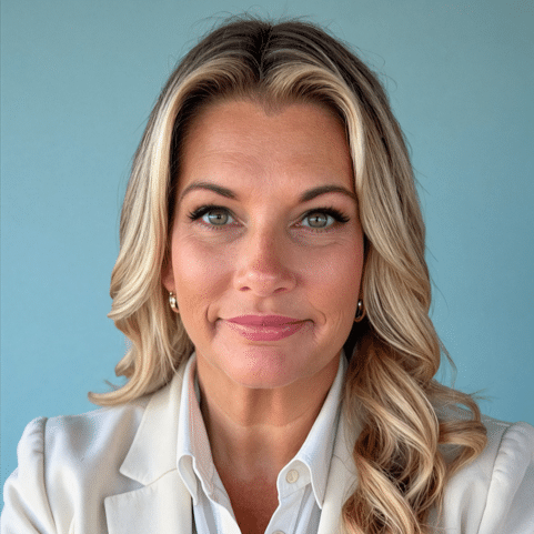 headshot of amanda oliverio, director of sales new logo at grace hill